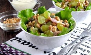 Салат с виноградом и кедровыми орешками