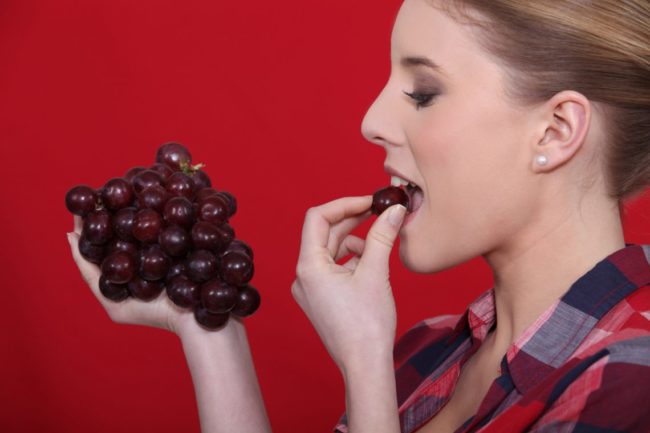 девушка с виноградом