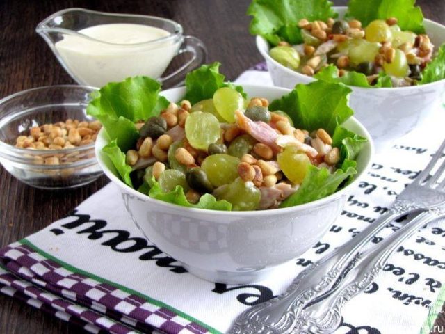 салат с виноградом и кедровыми орешками