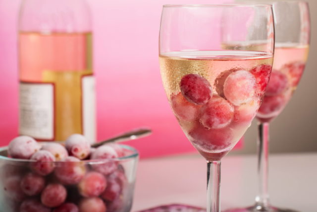 розовое вино и виноград замороженный