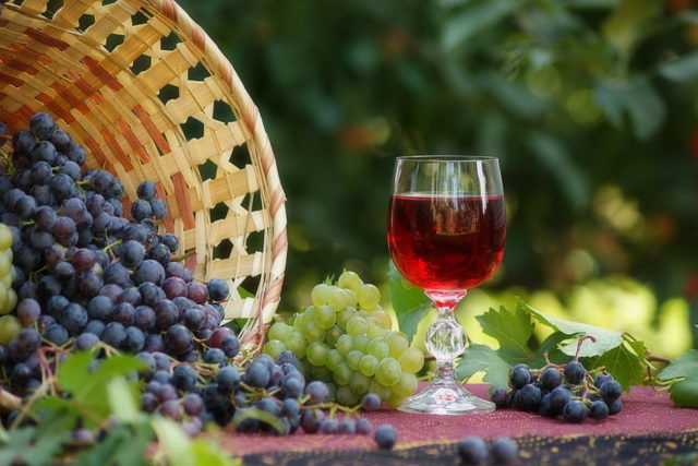 бокал вина с виноградом